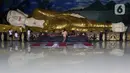 Umat Buddha melakukan ritual sembahyang di Vihara Buddha Dharma dan 8 Pho Sat, Kabupaten Bogor, Jawa Barat, Rabu (26/5/2021). Umat Buddha secara bergiliran berdatangan untuk melakukan sembahyang peringatan Hari Raya Waisak di Vihara Buddha Dharma dan 8 Pho Sat  (Liputan6.com/Helmi Fithriansyah)