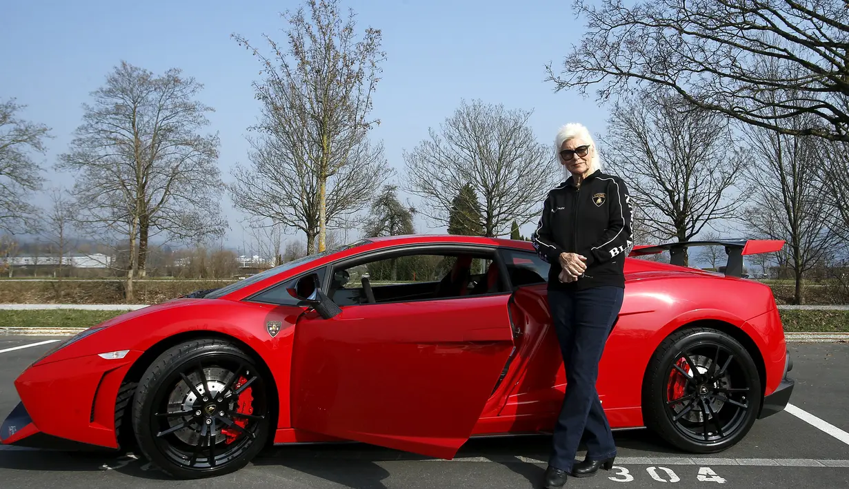 Sonja Heiniger (76) berpose di dekat mobil Lamborghini miliknya di Jona, Swiss (20/5/2015). (REUTERS/Alessandro Garofalo)