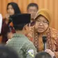 Wali Kota Surabaya Tri Rismaharini (Risma) meminta anak-anak yang terindikasi tawuran untuk tidak lagi membuat geng. (Foto:Liputan6.com/Dian Kurniawan)