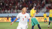 Zahaby Gholy mencetak gol saat Timnas Indonesia U-16 menghadapi Timnas Australia U-16 di semifinal Piala AFF U-16 2024 yang digelar di Stadion Manahan, Solo, Jawa Tengah, Senin (1/7/2024) malam WIB. (Bola.com/Abdul Aziz)