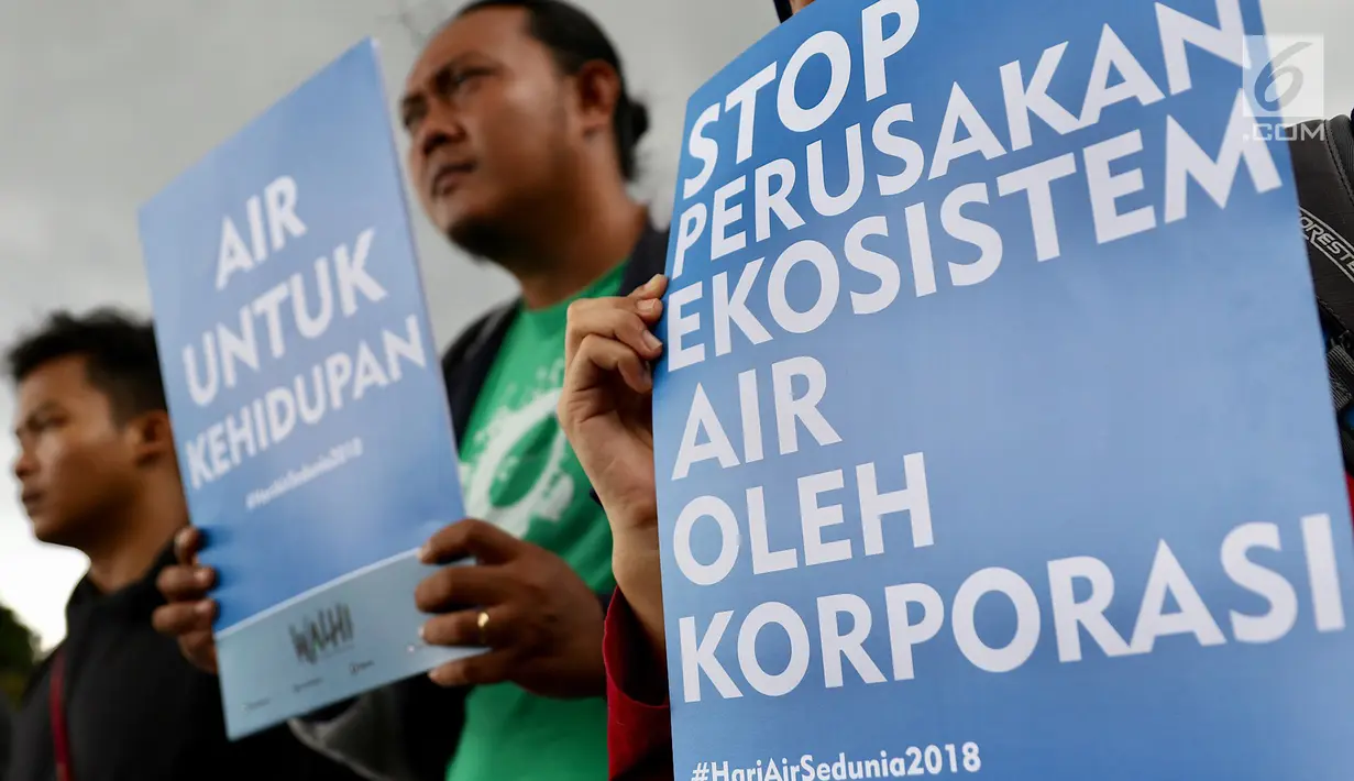 Aktivis Wahana Lingkungan Hidup (Walhi) menunjukkan poster saat menggelar aksi terkait Hari Air Sedunia di depan Istana Negara, Jakarta, Kamis (22/3). Tema yang diusung tahun ini adalah Nature for Water. (Liputan6.com/Immanuel Antonius)