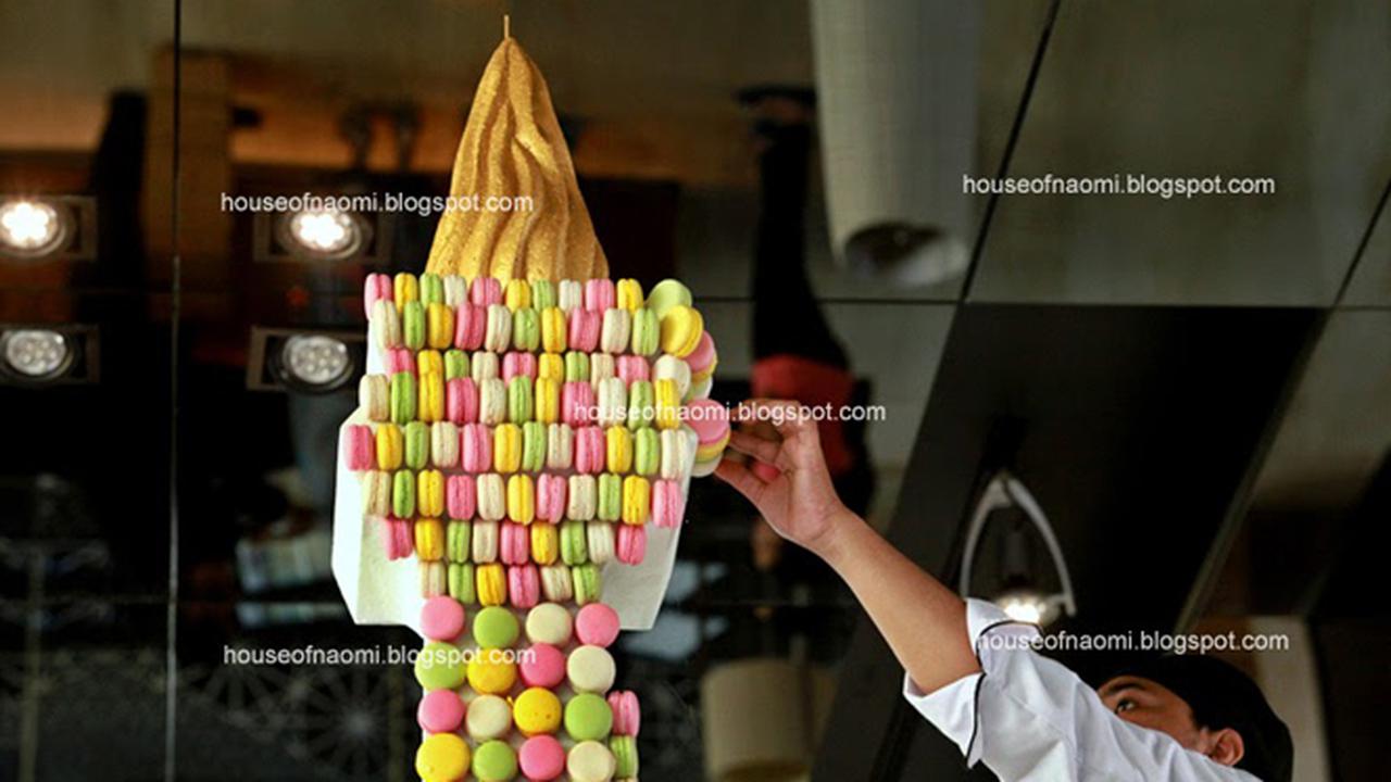 Ketika 'Monas" Bertabur Kue Macaron