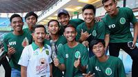 Pelatih Persebaya, Djadjang Nurdjaman, menghampiri para pemain PS Kota Pahlawan (Kopa), klub satelit Persebaya, yang duduk di tribune VIP di Stadion Gelora Bung Tomo, Surabaya, Kamis (25/10/2018) malam. (Bola.com/Aditya Wany)