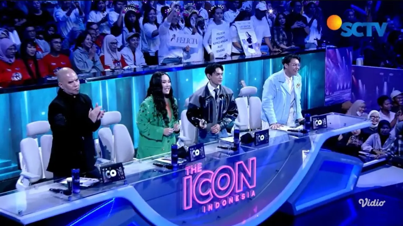Keempat Judges The Icon Indonesia Kompak Memberikan Standing Ovation untuk Penampilan Felicia (Tangerang). Dok. SCTV