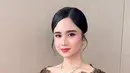 Dari sisi beauty look, riasan wajah karya Nooi Beauty tampil flawless dengan sentuhan soft glam, kulit tampak glowing, blush on peachy yang segar, serta lipstik nude pink yang mempermanis keseluruhan tampilan. Tata rambut dari Sun Hairstylist disanggul rapi dengan belahan tengah, memberikan kesan klasik yang timeless.