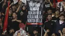 Adapun aksi dan dukungan suporter di SUGBK sukses mendapat sorotan dari pelatih Filipina Tom Saintfiet. (Liputan6.com/Herman Zakharia)