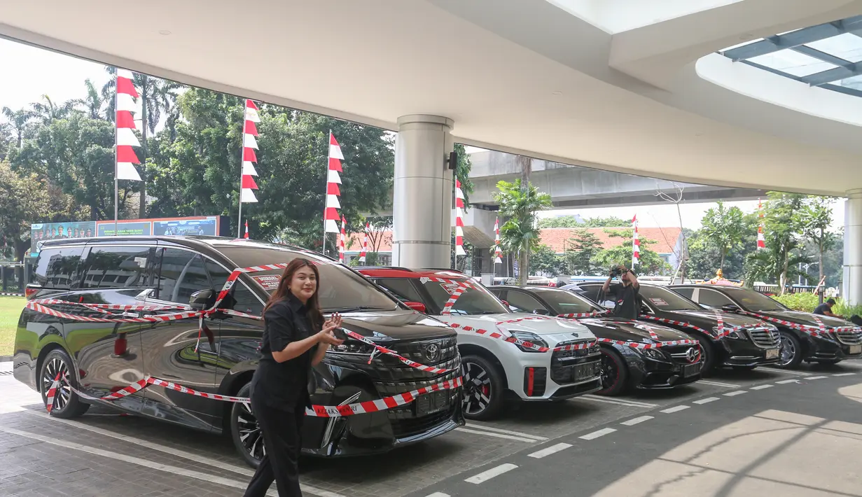 Sejumlah mobil mewah milik Mohammad Riza Chalid (MRC) yang disita tim penyidik terparkir di area Gedung Kejaksaan Agung (Kejagung) Republik Indonesia, Jakarta, Selasa (5/8/2025). (merdeka.com/Arie Basuki)