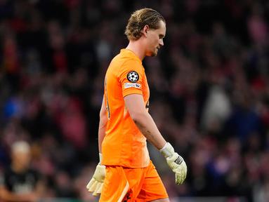 Nasib sial dialami kiper Tottenham Hotspur, Antonin Kinsky saat timnya bertandang ke markas Atletico Madrid dalam laga leg 1 babak 16 besar Liga Champions 2025/2026 di Metropolitano Stadium, Madrid, Spanyol, Rabu (10/03/2026) waktu setempat.