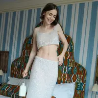 Lily Collins tampil penuh percaya diri mengenakan setelan dua potong yang sukses membuat kamera tak berhenti mengarah padanya. [@lilyjcollins].