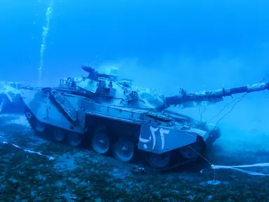 Sebuah tank tempur Angkatan Bersenjata Yordania yang tenggelam di dasar laut Laut Merah di lepas pantai kota pelabuhan selatan Aqaba, pada 23 Juli 2019. Kendaraan tempur ini menjadi bagian dari museum militer bawah laut yang baru. (Aqaba Special Economic Zone Authority / AFP)