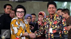 Ketua Komnas HAM Imdadun Rahmat (kanan) berjabat tangan dengan Wakil Ketua KPK Basaria Panjaitan usai melakukan pertemuan di Gedung KPK, Jakarta, Rabu (2/11).(Liputan6.com/Johan Tallo)
