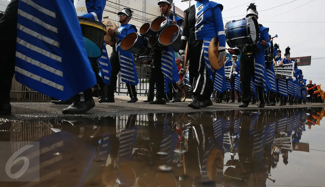 Peserta Drumband mengikuti Kirab Kebangsaan 'Bersatu Kita Teguh' yang digelar di Desa Rancasari, Subang, Jawa Barat, Sabtu (4/3). Kirab Kebangsaan yang diikuti oleh ribuan pemuda ini di gagas Ketua DPP TMP Maruarar Sirait. (Liputan6.com/Johan Tallo)
