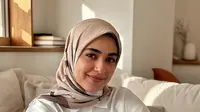 10 Inspirasi Padu Padan Kemeja dan Celana Jeans untuk Hijaber, Tampil Elegan dan Cantik