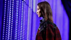 Model Bella Hadid saat tampil dalam acara Milan Fashion Week, Italia, (14/1). Model berusia 21 tahun itu tampil dengan busana koboi koleksi pakaian Fall-Winter 2018-19 milik Dsquared2. (AP Photo / Luca Bruno)