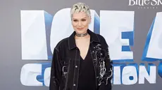 Penyanyi Jessie J berpose saat menghadiri pemutaran perdana film Ice Age: Collision Course di Fox Studios Lot, Los Angeles, AS, (16/7).  Jessie J mengisi suara untuk karakter binatang bernama Brooke. (REUTERS / Danny Moloshok)