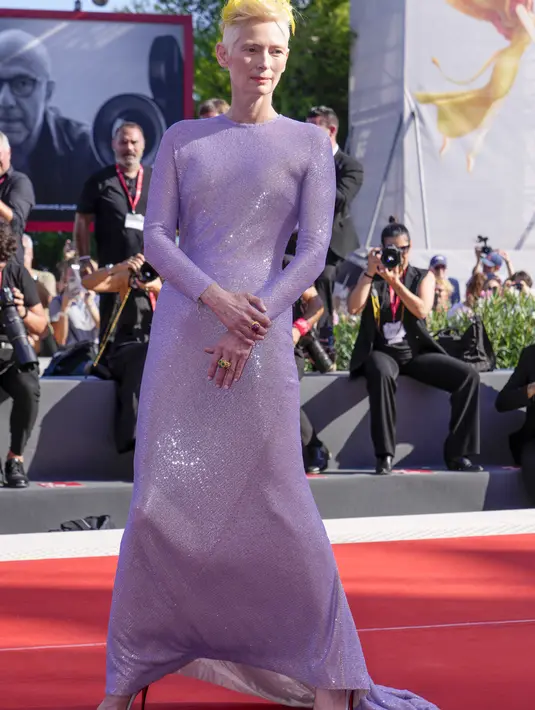 Tilda Swinton berpose untuk fotografer saat tiba untuk pemutaran film "The Eternal Daughter" selama Venice Film Festival 2022 ke-79 di di Lido di Venesia, Italia (6/9/2022). Untuk melengkapi ansambel, ia menambahkan sepatu yang serasi dan cincin pernyataan dengan permata berwarna. (AP Photo/Domenico Stinellis)