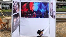 Komunitas “Kelas Jurnalis Cilik” dipandu pewarta foto mengikuti kegiatan tur pameran fotografi bertema 'Ragam Cerita Ibu Kota Sebelum dan Saat Pandemi COVID-19' di Thamrin 10, Jakarta, Minggu (6/12/2020). Pameran tersebut menampilkan 134 karya dari 89 pewarta foto. (Liputan6.com/Immanuel Antonius)