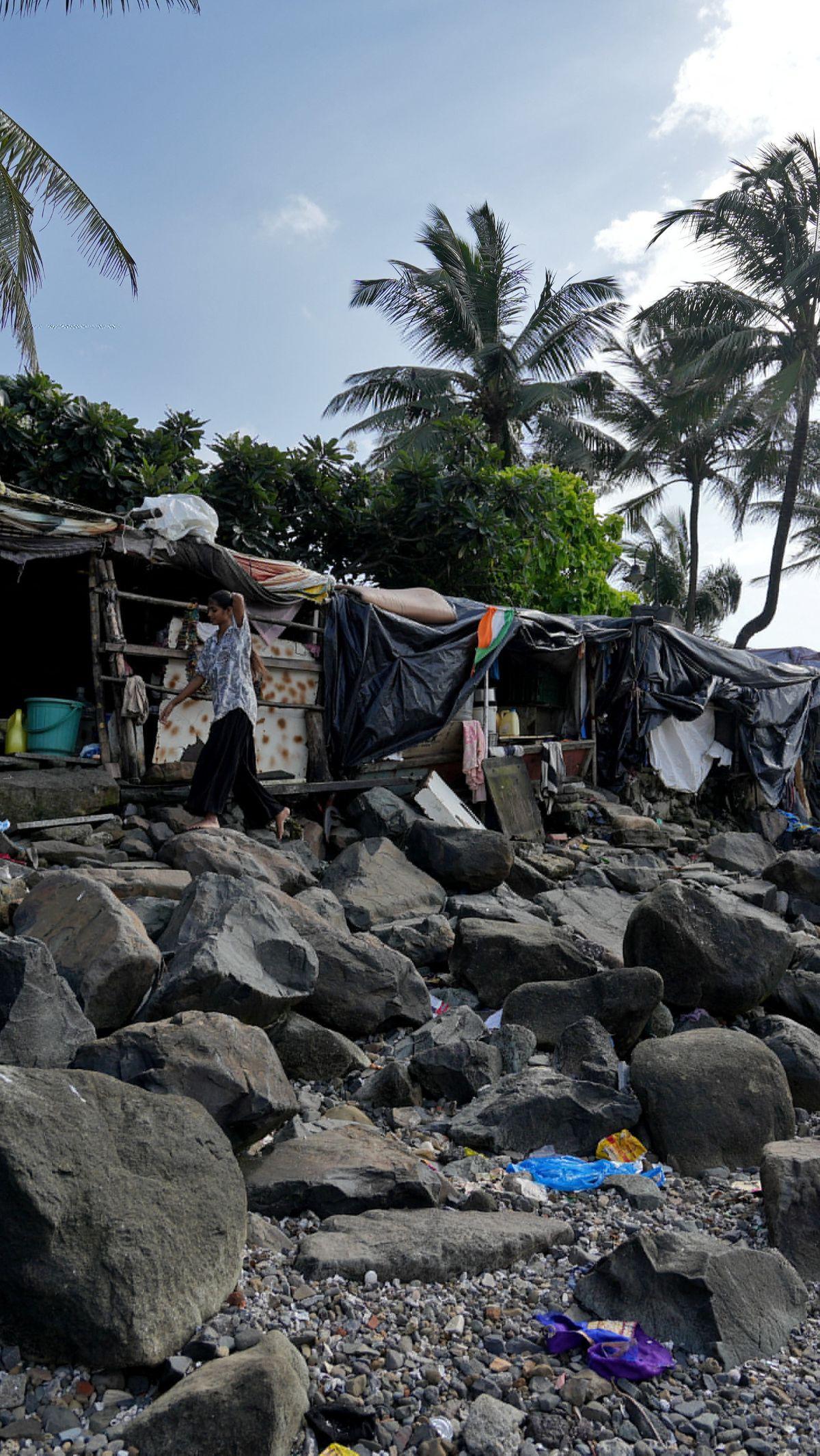 Keluarganya masih memiliki gubuk di tepi pantai yang dipenuhi sampah, namun mereka juga menyewa apartemen satu kamar yang dilengkapi toilet sendiri dan air mengalir.<br>