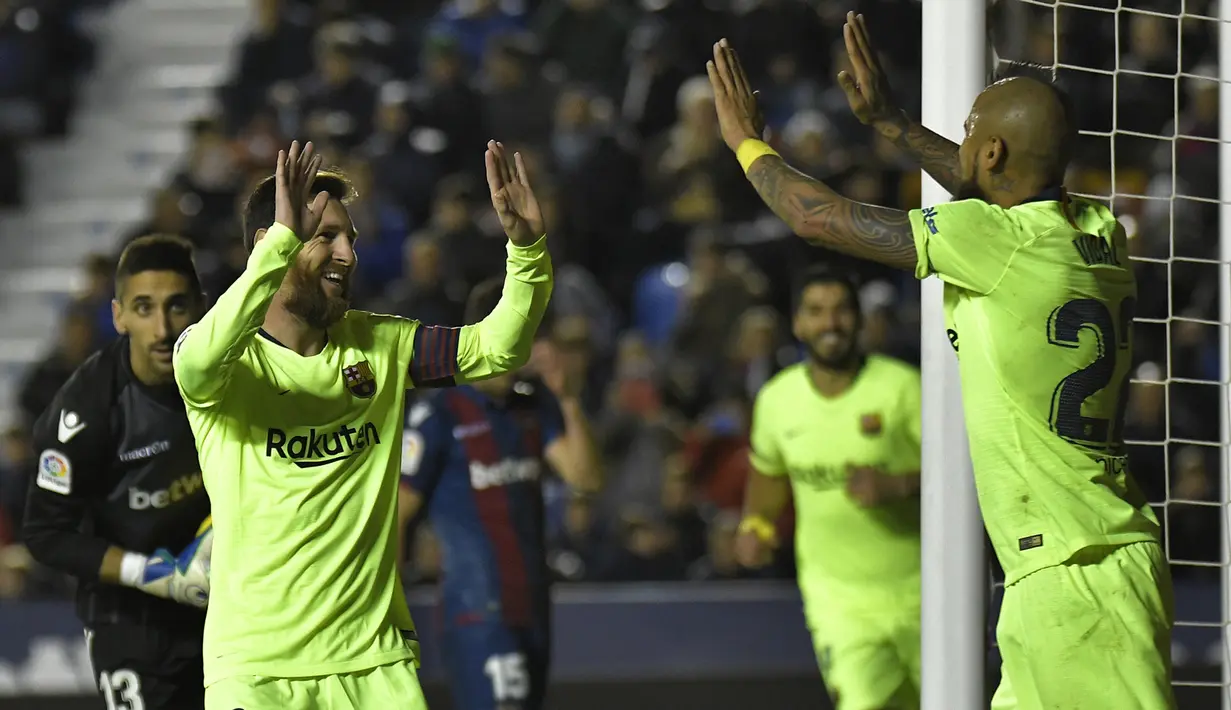 Gelandang Barcelona, Lonel Messi, merayakan gol yang dicetaknya ke gawang Levante  pada laga La Liga di Stadion Ciutat de Valencia, Valencia, Minggu (16/12). Levante kalah 0-5 dari Barcelona. (AFP/Jose Jordan)