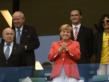 Kanselir Jerman, Angela Merkel, menyaksikan langsung laga perdana Philipp Lahm dkk di babak penyisihan Piala Dunia 2014, (16/6/2014). (AFP PHOTO/Odd Andersen)