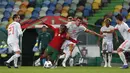 Penyerang Portugal, Renato Sanches (tengah) dilanggar gelandang Spanyol, Rodri pada pertandingan persahabatan di stadion Jose Alvalade di Lisbon, Rabu (7/10/2020). Spanyol bermain imbang 0-0 atas Portugal. (AP Photo/Armando Franca)