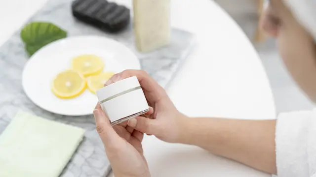 Ilustrasi mencoba produk skincare