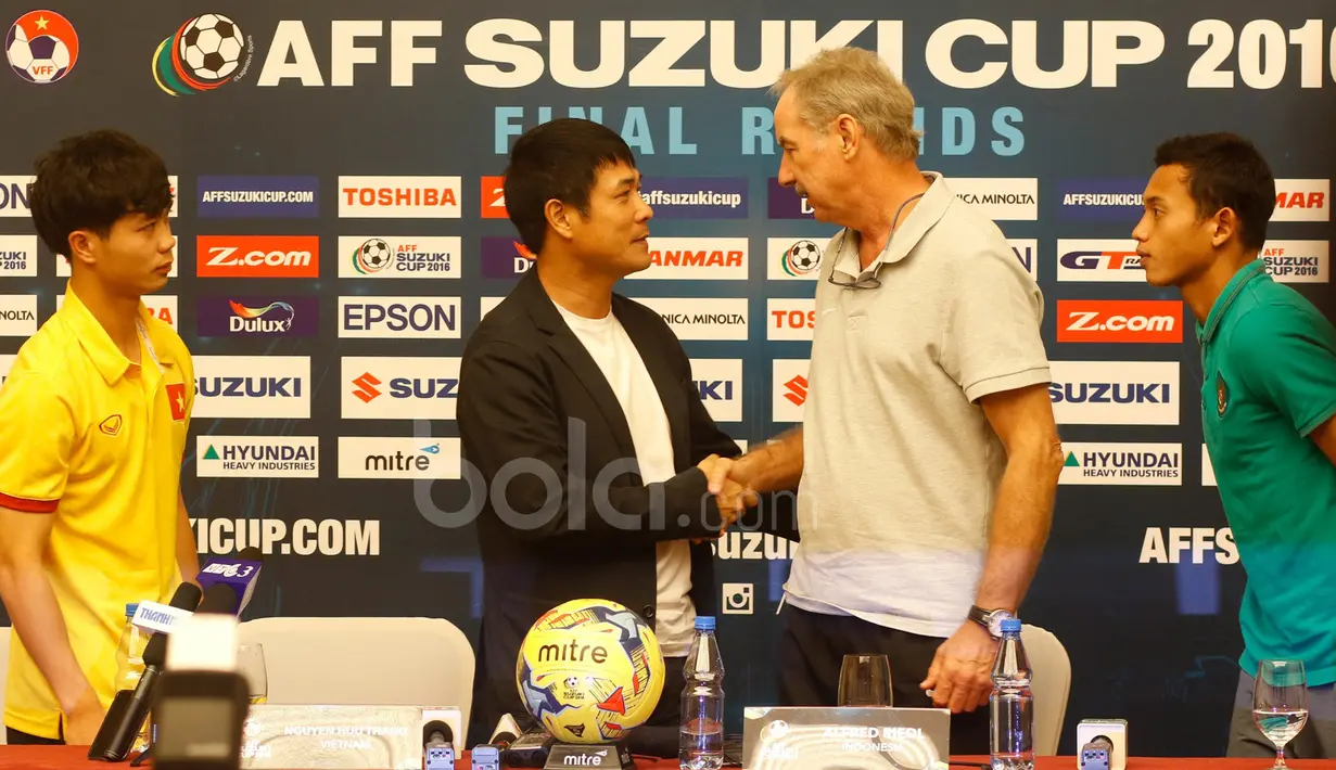 Salam perang ala Pelatih Timnas Indonesia, Alfred Riedl dan Pelatih Vietnam Nguyen Huu usai mengikuti jumpa pers jelang leg kedua semifinal AFF Suzuki Cup 2016 di Vietnam, (06/12/2016). (Bola.com/Peksi Cahyo)