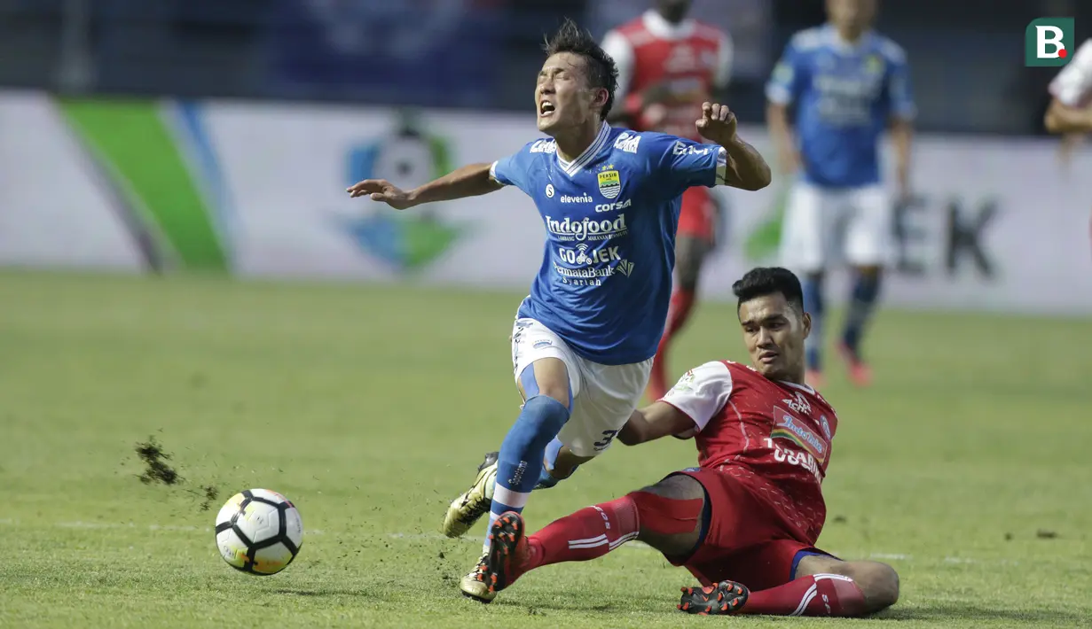 Gelandang Persib Bandung, Oh Inkyun, terjatuh saat berebut bola dengan pemain Arema FC pada laga Liga 1 di Stadion GBLA, Jawa Barat, Kamis (13/9/2018). Persib menang 2-0 atas Arema FC. (Bola.com/M Iqbal Ichsan)