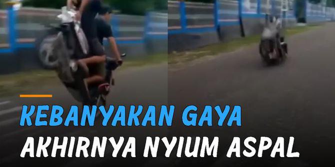 VIDEO: Kebanyakan Gaya, Dua Pemuda Lakukan Freestyle Motor Akhirnya Nyium Aspal