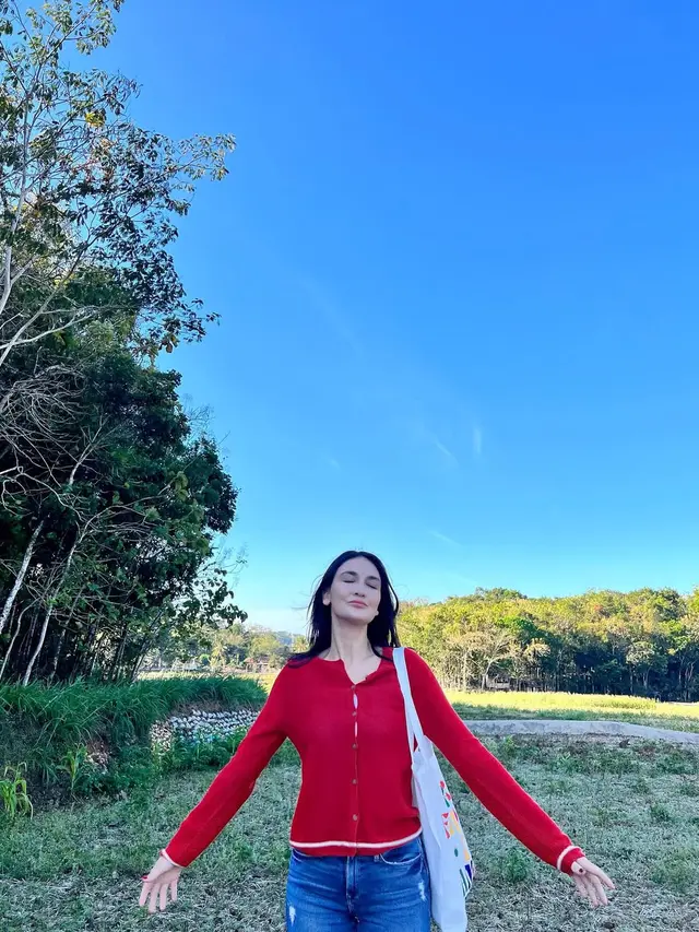 Inspirasi Outfit Luna Maya saat Kenakan Baju Merah