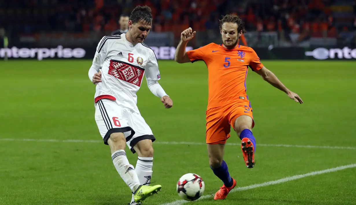 Pemain Manchester United, Daley Blind (kanan) terpaksa menjadi penonton pada ajang Piala Dunia 2018 di Russia. Blind gagal tampil setelah Timnas Belanda tersingkir pada kualifikasi Piala Dunia 2018.  (AP/Sergei Grits)