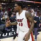 Forward Miami Heat Udonis Haslem (kanan) berjabat tangan dengan penggawa Washington Wizards Markieff Morris selepas pertandingan di AmericanAirlines Arena, Kamis (13/4/2017) pagi WIB. (AP Photo/Wilfredo Lee)