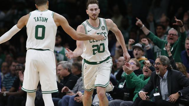 Jayson Tatum melakukan selebrasi dengan Gordon Hayward saat Celtics mengalahkan Sixers pada laga perdana NBA 2018-2019 (AP)