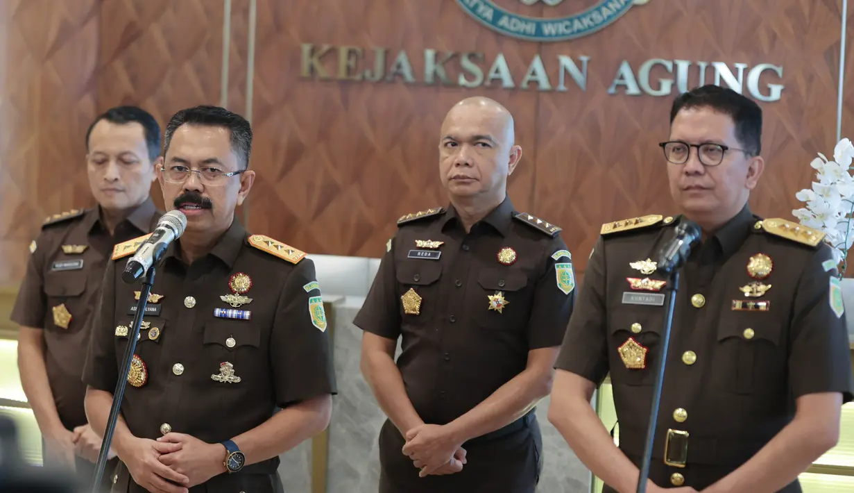 Wakil Jaksa Agung Asep Nana Mulyana didampingi Jaksa Agung Muda Tindak Pidana Khusus (Jampidsus) Kuntadi berbicara kepada pers usai pelantikan di Gedung Kejaksaan Agung, Jumat (24/7/2026). (KLY/ Budy Santoso).