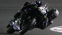 Pembalap Monster Yamaha, Maverick Vinales, meraih pole position pada balapan MotoGP Qatar 2019 yang akan digelar di Sirkuit Losail, Minggu (10/3/2019). (AFP/Karim Jaafar)