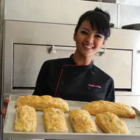 Farah Quinn punya cara sendiri untuk mengontrol produksi kuenya. (Istimewa)