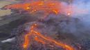 Aliran lava dari letusan gunung berapi di Semenanjung Reykjanes di barat daya Islandia pada Sabtu (20/3/2021). Letusan gunung berapi yang sudah lama tidak aktif mengirimkan aliran lava yang mengalir melintasi lembah kecil di Islandia itu sudah mereda. (Icelandic Coast Guard via AP)