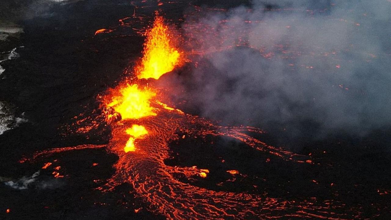 FOTO: Penampakan Letusan Dahsyat Gunung Api Islandia Ciptakan Aliran Lava di Tengah Hamparan Salju