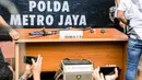 Barang bukti terkait penyerangan petugas diperlihatkan di Polda Metro Jaya, Jakarta, Senin (7/12/2020). Enam dari 10 pengikut Rizieq Shihab tewas ditembak polisi di Tol Jakarta-Cikampek. (Liputan6.com/Faizal Fanani)