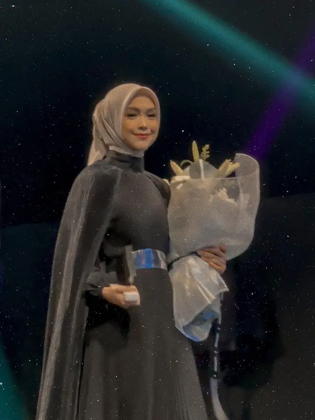 6 Potret Ria Ricis Terima Piala sebagai Women Of Influence, Penuh Rasa Bangga