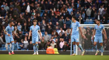 Pemain Manchester City Kyle Walker (kiri), John Stones (kedua kiri), Rodrigo (kedua kanan), dan Ruben Dias bereaksi setelah tertinggal dua gol melawan Crystal Palace pada pertandingan Liga Inggris di Etihad Stadium, Manchester, Inggris, 30 Oktober 2021. Crystal Palace menang 2-0. (Oli SCARFF/AFP)