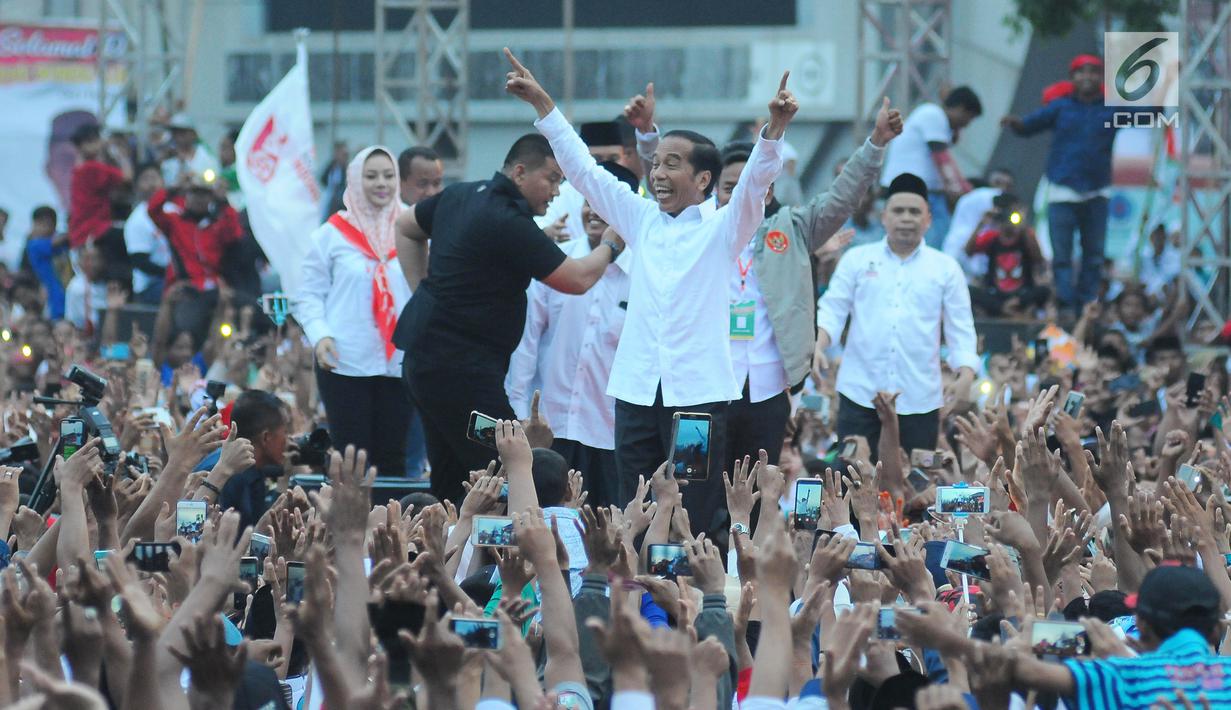 Capres nomor urut 01 Joko Widodo atau Jokowi menyapa pendukungnya saat kampanye terbuka di Alun-Alun Brebes, Jawa Tengah, Kamis (4/4). Jokowi menargetkan kemenangan lebih dari 80 persen di Brebes. (Liputan6.com/Angga Yuniar)