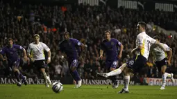 Robbie Keane (kanan) bermain dua kali bagi Tottenham yakni pada tahun 2002-2008 dan 2009-2011. Selama kurun waktu tersebut Keane telah mencetak 91 gol bagi Spurs di Premier League. (AFP/Ian Kington)