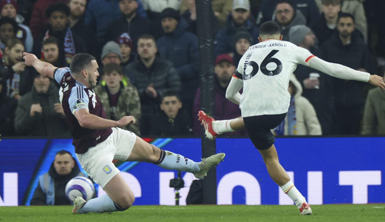 Pemain Liverpool, Trent Alexander-Arnold melesatkan bola untuk mencetak gol penyeimbang 2-2 ke gawang Aston Villa dalam laga lanjutan Liga Inggris 2024/2025 di Villa Park, Brimingham, Inggris, Rabu (19/02/2025) waktu setempat. (AP Photo/Darren Staples)