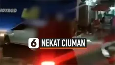NEKAT CIUMAN SAAT BERKENDARA MOTOR, PASANGAN INI KENA AKIBATNYA