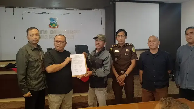 Kadis Pertanian Garut Haeruman menunjukan berkas Surat Tanda Tangan Mutlak program irigasi perpompaan dari Kementerian Pertanian RI yang diterima petani Garut TA 2004. (Liputan6.com/Jayadi Supriadin)