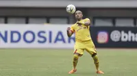 Bek Bhayangkara FC, Anderson Salles, mengontrol bola saat melawan Perseru Badak Lampung FC pada laga Liga 1 2019 di Stadion Patriot, Bekasi, Jumat (16/8). Bhayangkara FC takluk 0-1 dari Badak Lampung FC. (Bola.com/M Iqbal Ichsan)