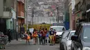Sejumlah badut mengenakan aneka kostum ikut berpartisipasi dalam acara Hari Badut Nasional di Lima, Peru, Kamis (25/5). Setiap tahunnya pada 25 Mei, jalanan Peru dipenuhi ratusan badut untuk memperingati Hari badut Nasional (AP Photo/Martin Mejia)
