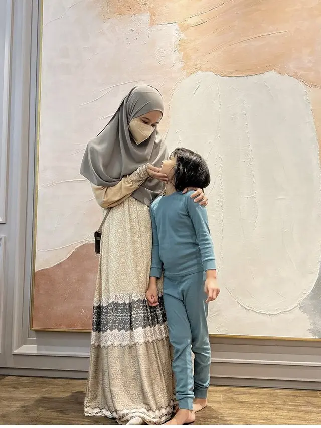 Gaya Laudya Cynthia Bella Bisa Jadi Inspirasi Pakaian Lebaran 2022. (Foto: Instagram @laudyacynthiabella)