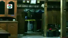 Perampok yang diperkirakan berjumlah lima orang berhasil menggasak 2 kg emas, uang tunai, dan surat-surat kendaraan.